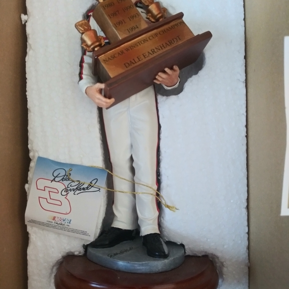 Dale Earnhardt statue - Picture 3 of 3